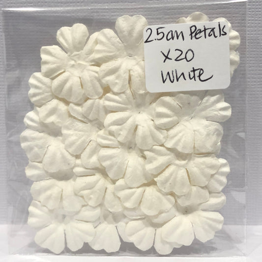 WHITE 2.5CM PETALS - 20 PACK - GREEN TARA