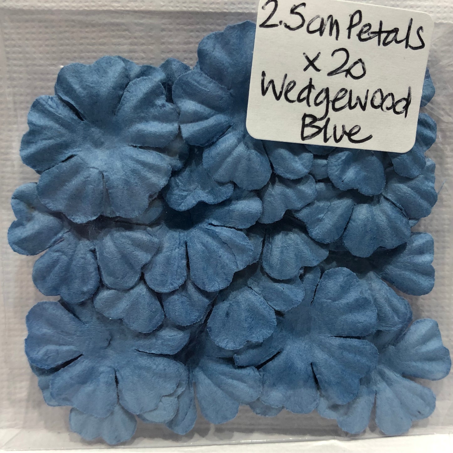 WEDGEWOOD BLUE 2.5CM PETALS - 20 PACK - GREEN TARA